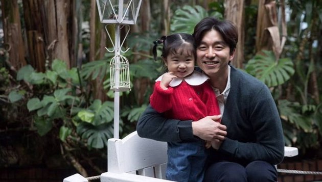 10 Pictures of Gong Yoo with His Child in 'KIM JI YOUNG, BORN 1982', Already Suitable as a Father