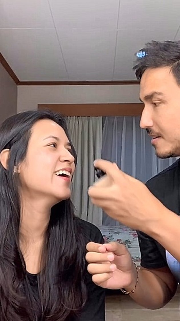 10 Portraits of Hamish Daud as Raisa's Makeup Artist, There are Funny and Romantic Moments that Make You Baper