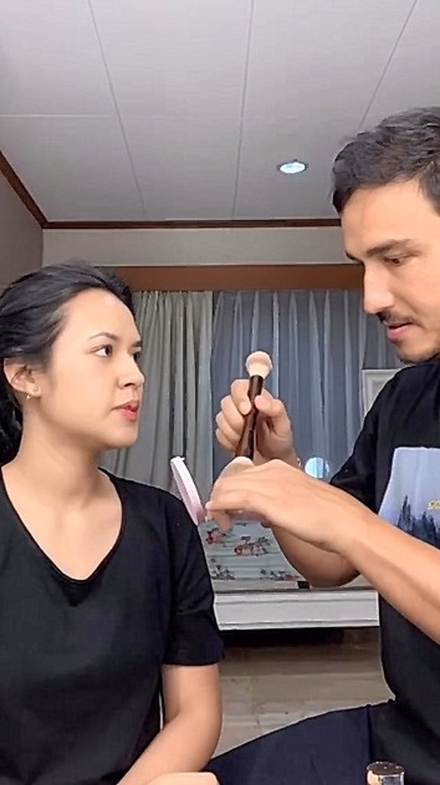 10 Portraits of Hamish Daud as Raisa's Makeup Artist, There are Funny and Romantic Moments that Make You Baper