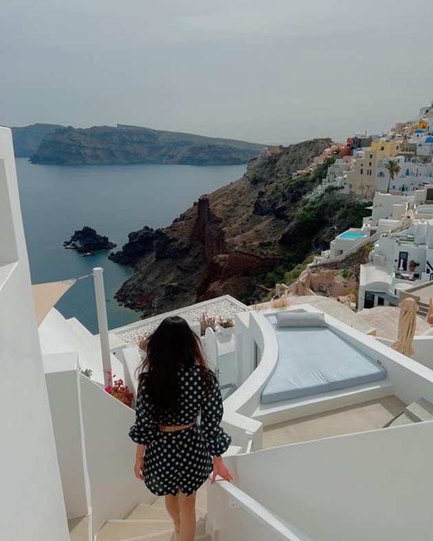 10 Photos of Han Ye Seul on Vacation with Her Younger Boyfriend in Greece, Satisfying Fans' Longing After 'Disappearing' for 9 Months