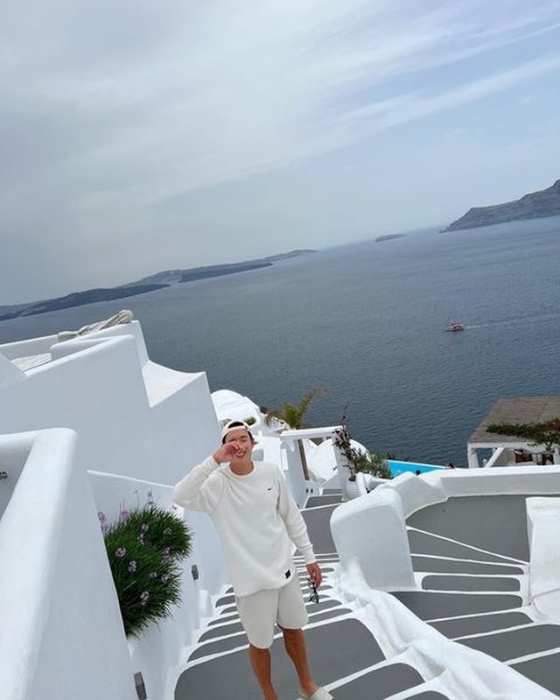 10 Photos of Han Ye Seul on Vacation with Her Younger Boyfriend in Greece, Satisfying Fans' Longing After 'Disappearing' for 9 Months