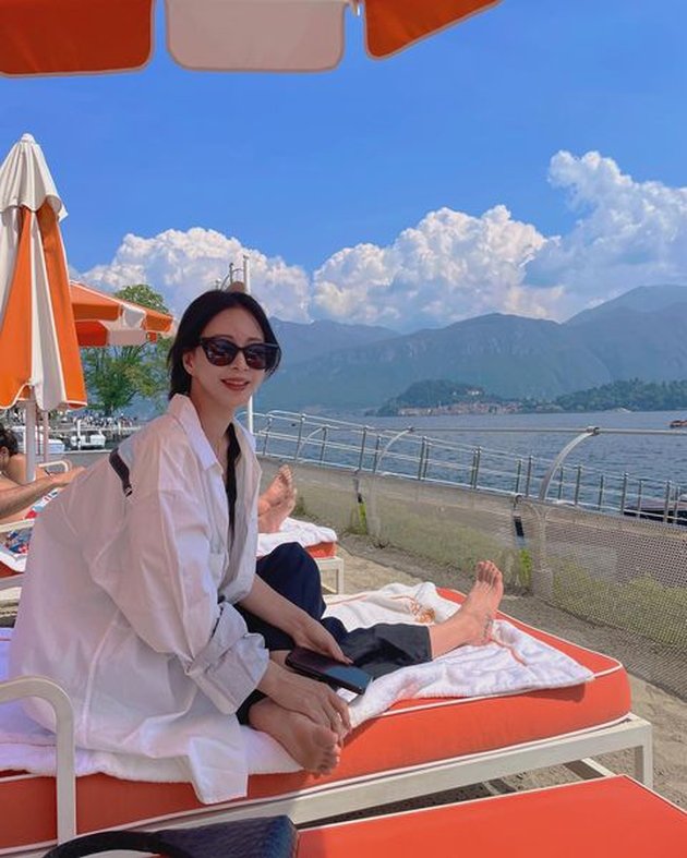 10 Photos of Han Ye Seul on Vacation with Her Younger Boyfriend in Greece, Satisfying Fans' Longing After 'Disappearing' for 9 Months