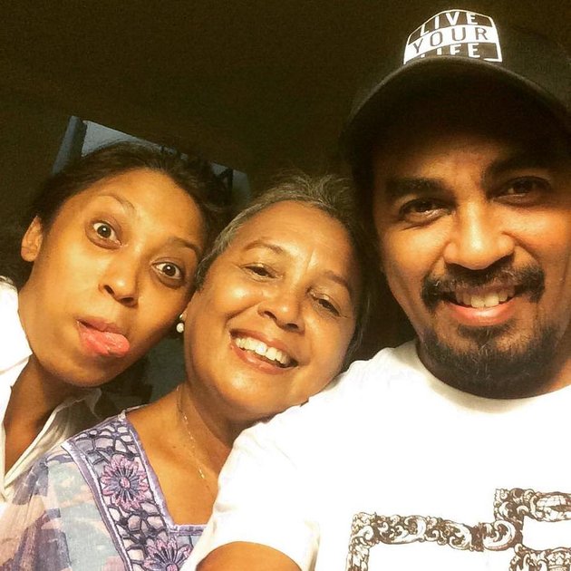 10 Warm Portraits of Glenn Fredly with Family, Favorite Loving Figure of Nephew