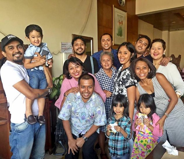 10 Warm Portraits of Glenn Fredly with Family, Favorite Loving Figure of Nephew