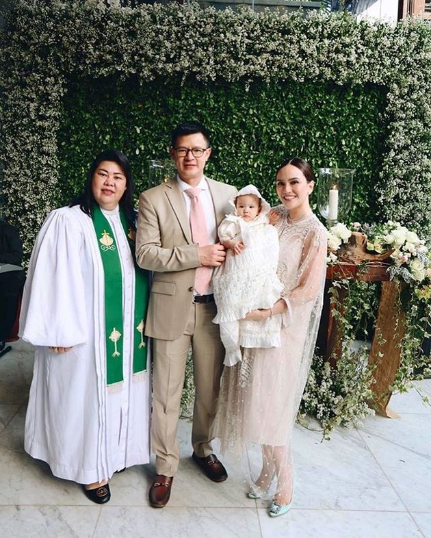 10 Portraits of Shandy Aulia Crying When Baby Claire is Baptized, Too Happy to Remember the Wedding