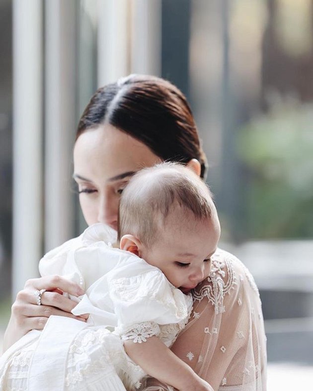 10 Portraits of Shandy Aulia Crying When Baby Claire is Baptized, Too Happy to Remember the Wedding