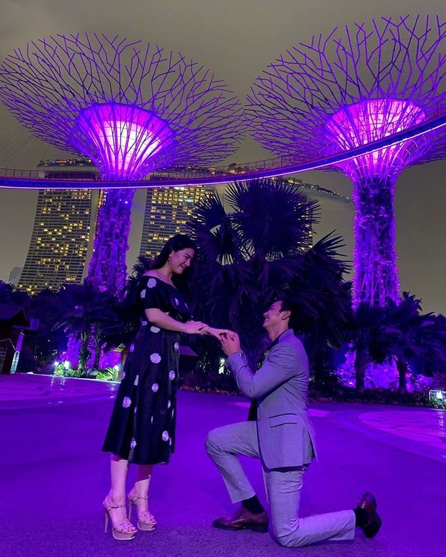 10 Portraits of Hito Caesar and Felicya Angelista, Engagement in Singapore!