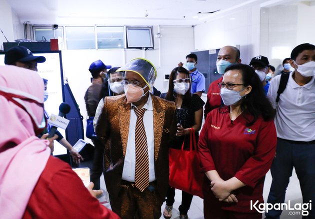 Hotman Paris terlihat datang ke rumah sakit dengan menggunakan setelan jas berwarna mencolok. Rupanya ia juga sudah menantikan momen vaksinasi ini. 