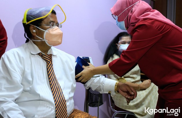 10 Photos of Hotman Paris Receiving the Covid-19 Vaccine Together with His Wife, Wearing Unique Suits