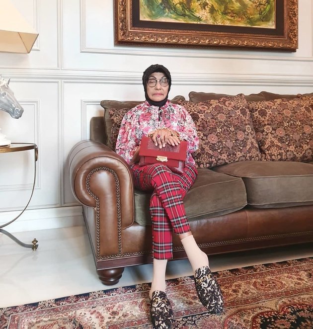 10 Portraits of Indonesian Celebrity Mothers, Looking Like Teenagers Despite Being Grandmothers - Rocking Docmart Shoes