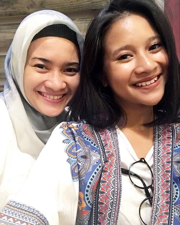 10 Pictures of Ikke Nurjanah with her daughter Siti Adira Kania, Like Sisters