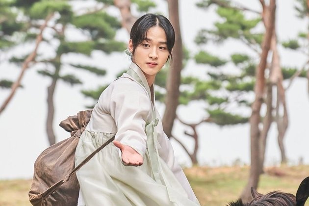 10 Photos of Jang Dong Yoon as a Woman to Royal Army in THE TALE OF NOKDU