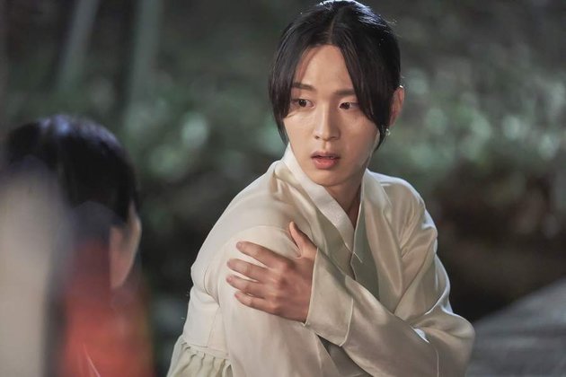 10 Photos of Jang Dong Yoon as a Woman to Royal Army in THE TALE OF NOKDU