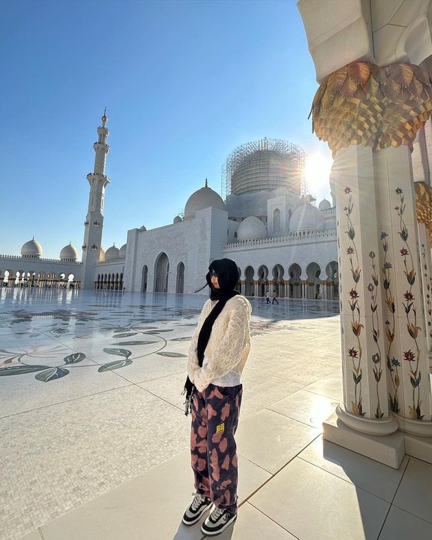 Seperti inilah potret Jennie BLACKPINK yang sempat berkunjung Masjid Raya Sheikh Zayed Abu Dhabi usai menyelesaikan tur konsernya di Etihad Park, Abu Dhabi, pada 28 Januari lalu.