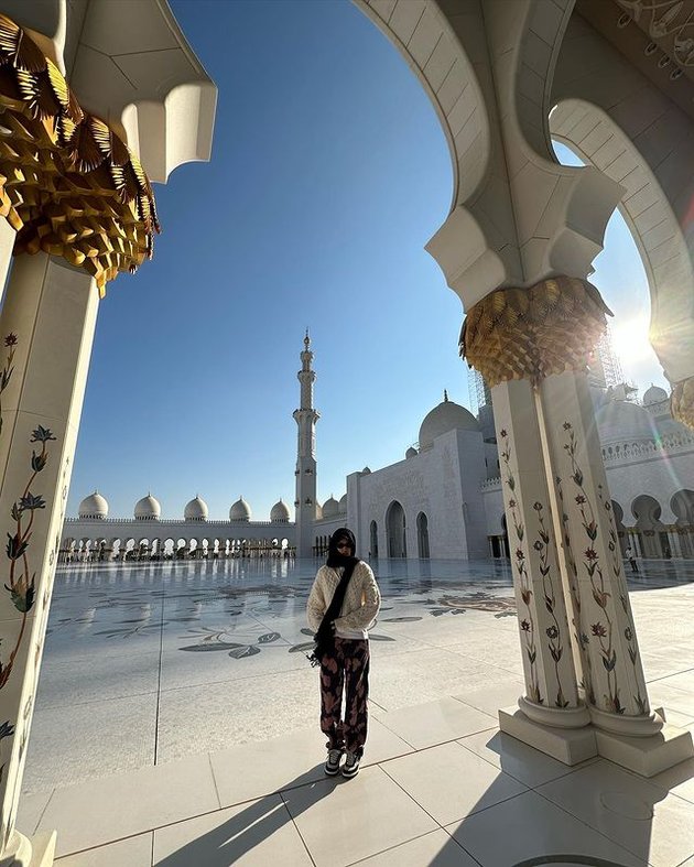 10 Photos of Jennie BLACKPINK Wearing a Black Pashmina Hijab When Visiting a Mosque in Abu Dhabi, Fans Automatically Say MashaAllah