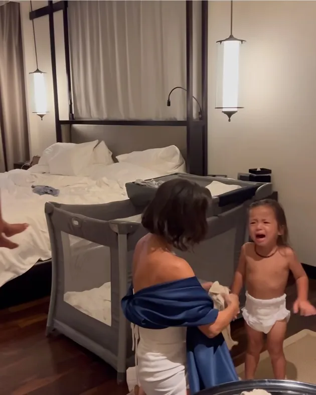 Jennifer Bachdim Hadiri Event Dove