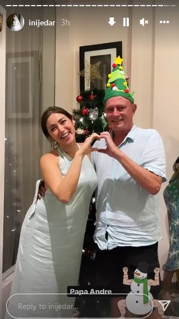 10 Portraits of Jessica Iskandar and Vincent Verhaag Celebrating Their First Christmas Together, Showing Affectionate Kisses - Feeling Emotional Seeing the In-Laws Dance