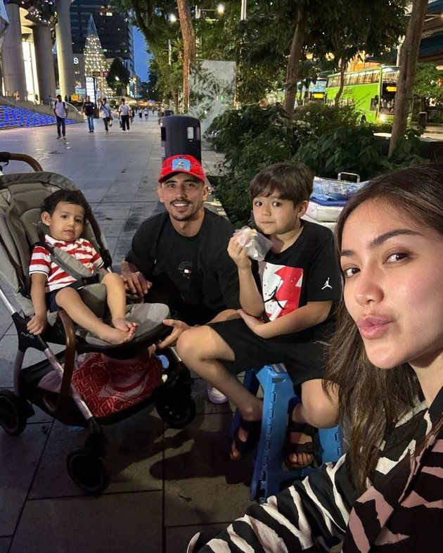 10 Portraits of Jessica Iskandar's Family Vacation to Singapore, Feeling Poor - Like a Civilian Sitting on the Side of the Road