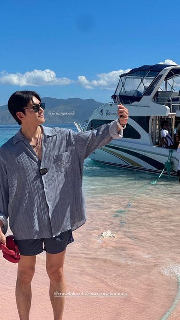 10 Pictures of Ji Chang Wook's Vacation in Labuan Bajo, Visiting Komodo Island - Enjoying the Heat on the Beach