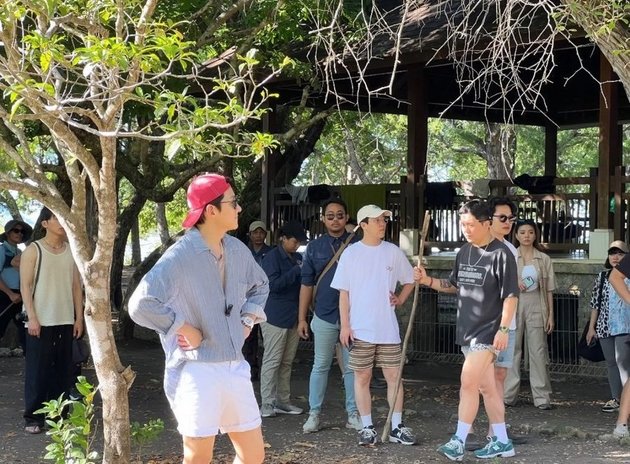 10 Pictures of Ji Chang Wook's Vacation in Labuan Bajo, Visiting Komodo Island - Enjoying the Heat on the Beach