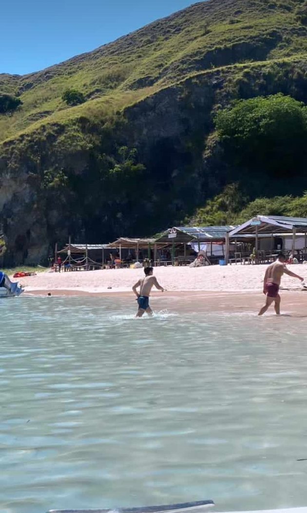 10 Pictures of Ji Chang Wook's Vacation in Labuan Bajo, Visiting Komodo Island - Enjoying the Heat on the Beach