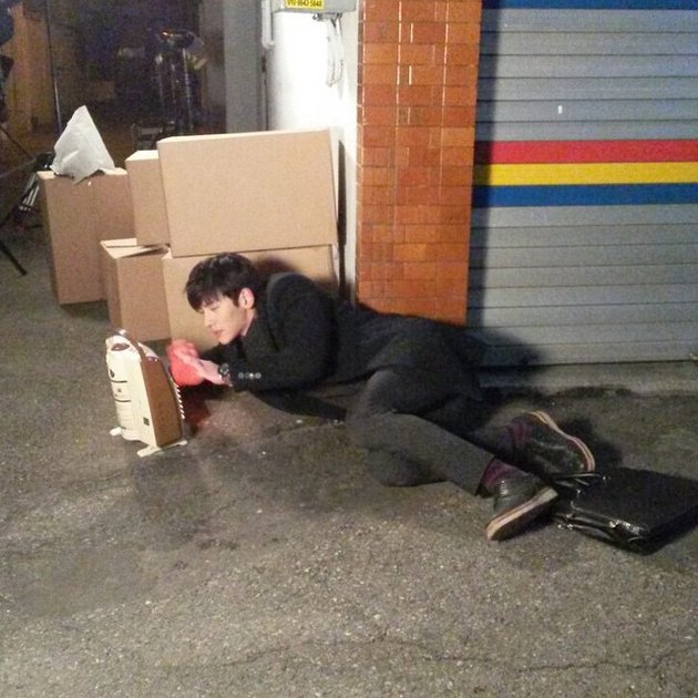 10 Photos of Ji Chang Wook Not Being Camera Shy, Lying on the Floor and Showing Off 'Girlfriend'