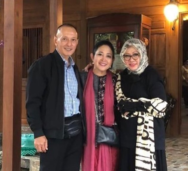 10 Latest Photos of Titiek Soeharto, Attending Kaesang Pangarep's Reception - Meeting Friends at Sheikh Zayed Mosque Solo