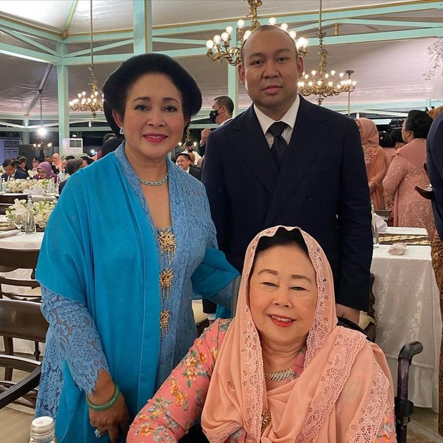 10 Latest Photos of Titiek Soeharto, Attending Kaesang Pangarep's Reception - Meeting Friends at Sheikh Zayed Mosque Solo
