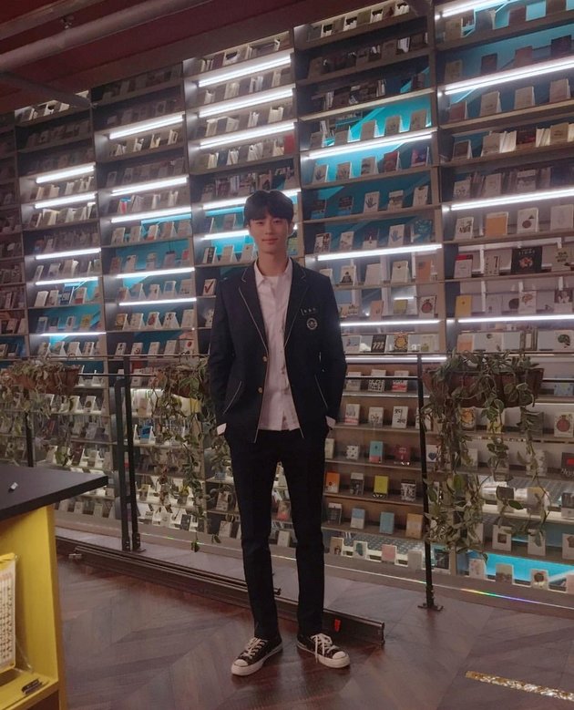 10 Photos of Byeon Woo Seok's Long Legs, Park Bo Gum's Friend in the Drama 'RECORD OF YOUTH'