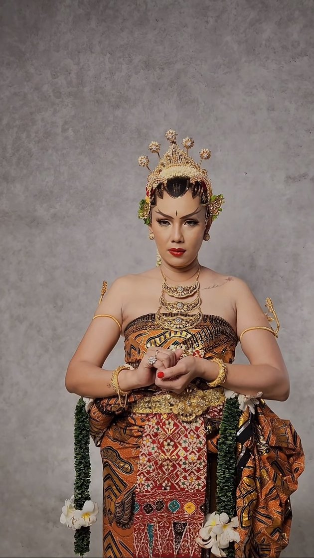 10 Portraits of Kalina Ocktaranny as a Javanese Bride, Beautifully Wearing Paes Ageng - Dodot Basahan