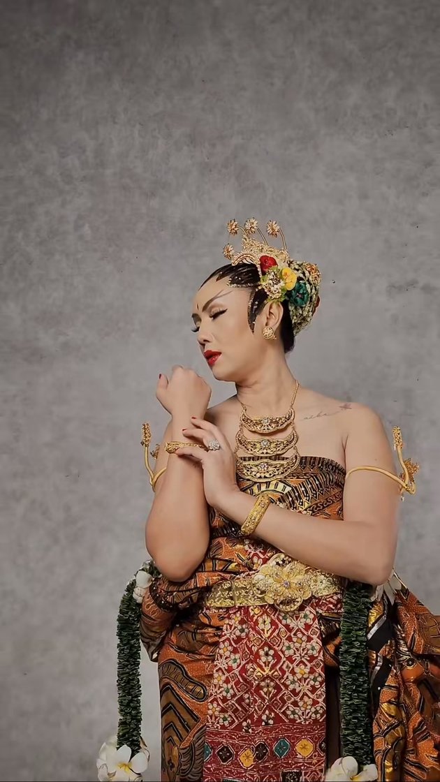 10 Portraits of Kalina Ocktaranny as a Javanese Bride, Beautifully Wearing Paes Ageng - Dodot Basahan