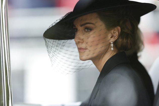 Seperti inilah potret Kate Middleton saat menghadiri acara pemakaman Ratu Elizabeth II yang digelar di Westminster Abbey, Inggris pada Senin (19/9) kemarin sekitar pukul 11.00 waktu setempat.