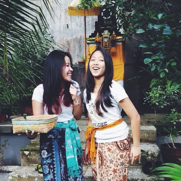 10 Portraits of Dita Secret Number's Togetherness with Kirana Karang, the Super Compact Beautiful Sister
