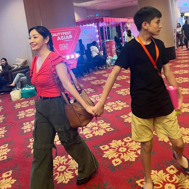 10 Pictures of Hesti Purwadinata's Togetherness with Her Handsome and Tall Eldest Son, Netizens: Look Like Siblings
