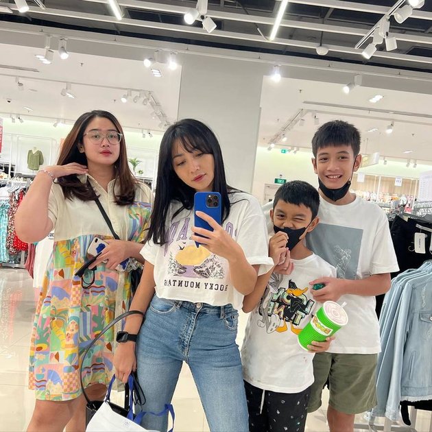 10 Pictures of Hesti Purwadinata's Togetherness with Her Handsome and Tall Eldest Son, Netizens: Look Like Siblings