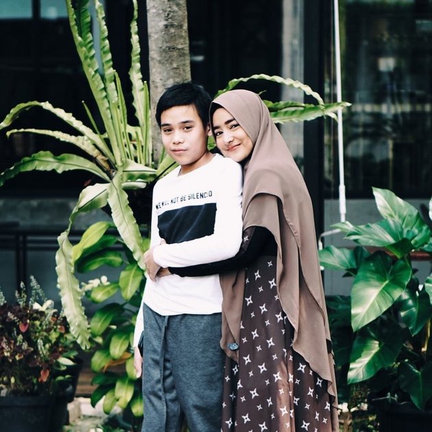 10 Portraits of Cindy Fatika Sari's Togetherness with Her Special Needs Son, Being a Great and Patient Mother