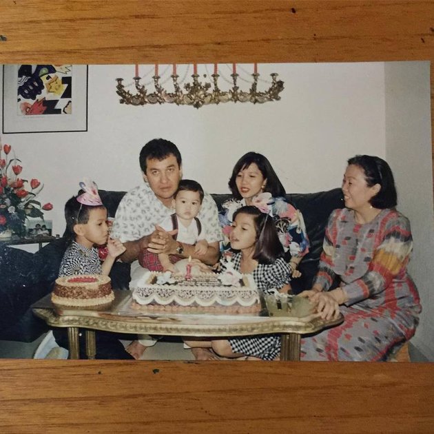 Raline Shah jarang membagikan momen manis bareng keluarganya di Instagram. Meski begitu, ia memiliki hubungan yang sangat dekat dengan ibu, ayah dan dua adiknya.