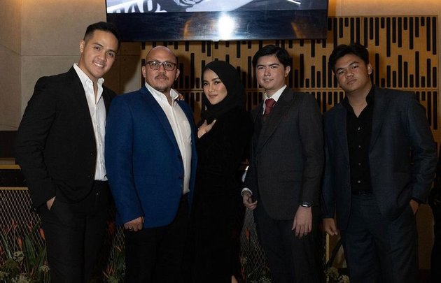 10 Photos of Olla Ramlan and Ex-Husband's Togetherness at Their Son's 17th Birthday Party