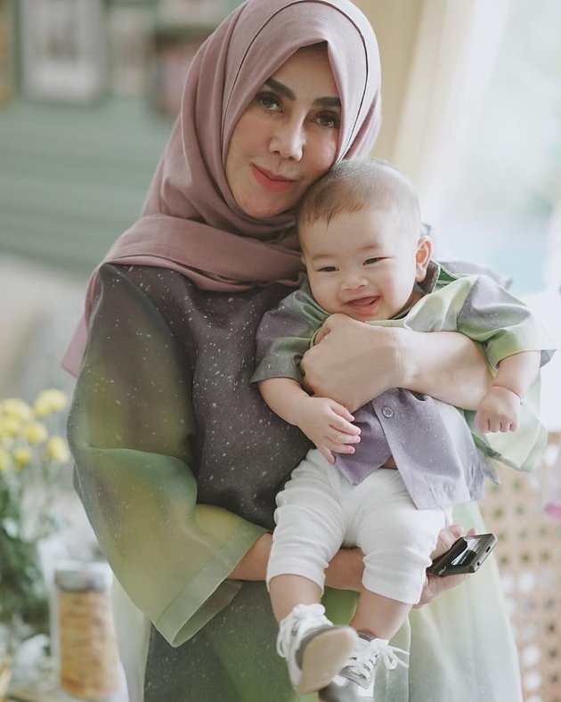 10 Portraits of Raffi Ahmad's Family Celebrating Eid, Wearing Matching Outfits and Captivating Attention