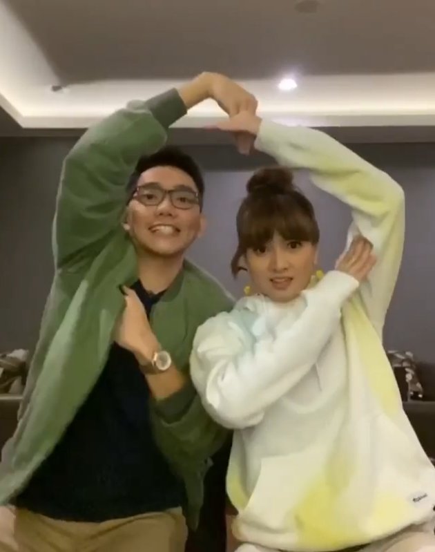 10 Portraits of Chika Jessica and John Martin's Affection, Often Making Videos Together and Parodying Korean Dramas