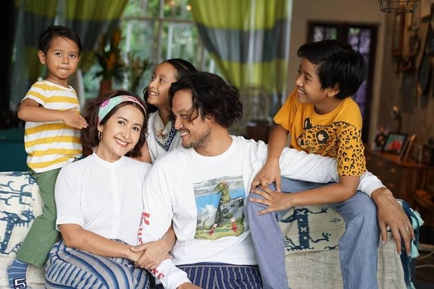 10 Portraits of Dwi Sasono and Widi Mulia's Affection that Make You Blush, Eating Together - Hugging and Kissing Affectionately