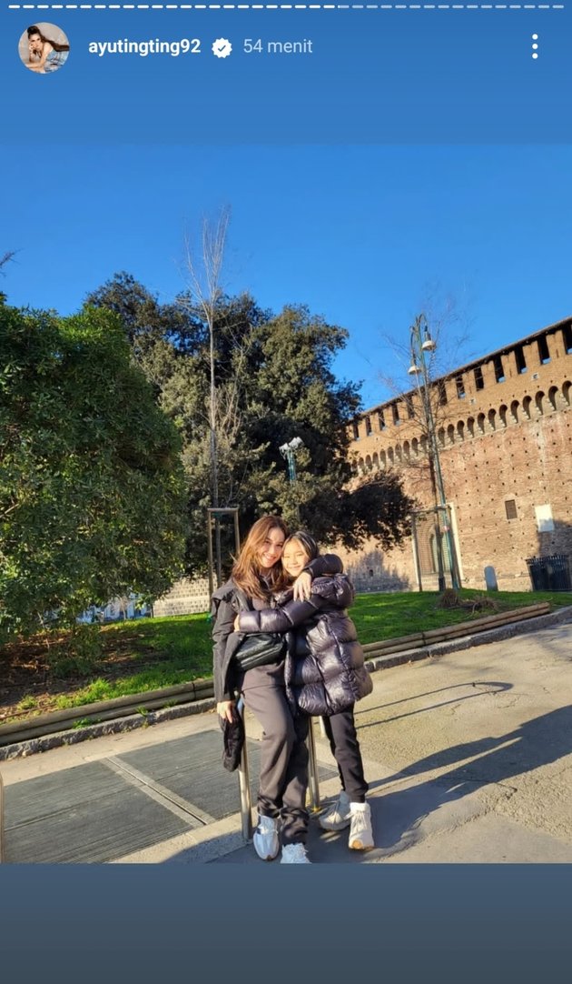 10 Portraits of Ayu Ting Ting's Fun Trip to Italy with her Extended Family, Looking Beautiful in Casual Outfits