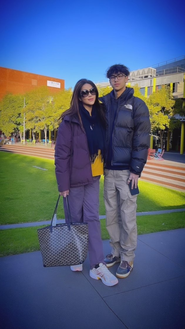 10 Potret Khayru Putra Sulung Gunawan who is now studying in Australia, his handsomeness rivals his father's - Always Ready to be his Mother's Companion