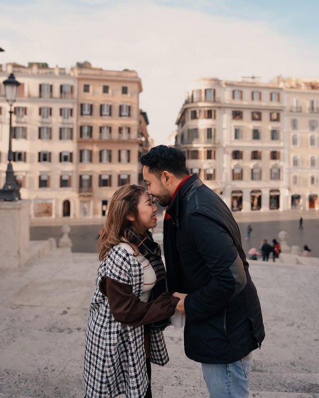 10 Photos of Kiky Saputri who Openly Doesn't Care about Netizens' Criticism for Constantly Showing Affection, Instead Hugging and Kissing Her Husband in Switzerland - Claims it's More Enjoyable When It's 'Official'