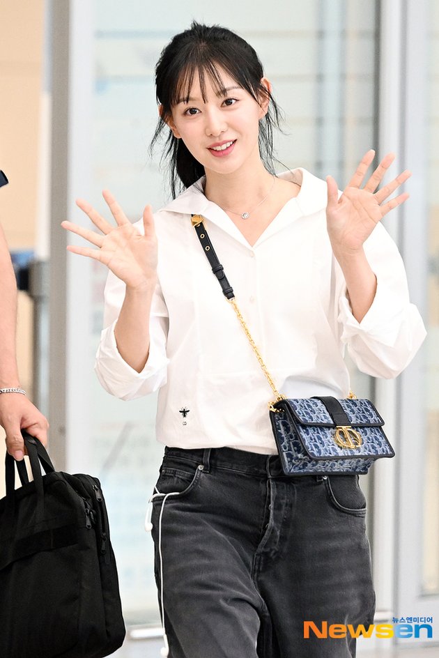 10 Pictures of Kim Ji Won at Incheon Airport, Perfectly Beautiful with Simple Style - Showing Bare Face