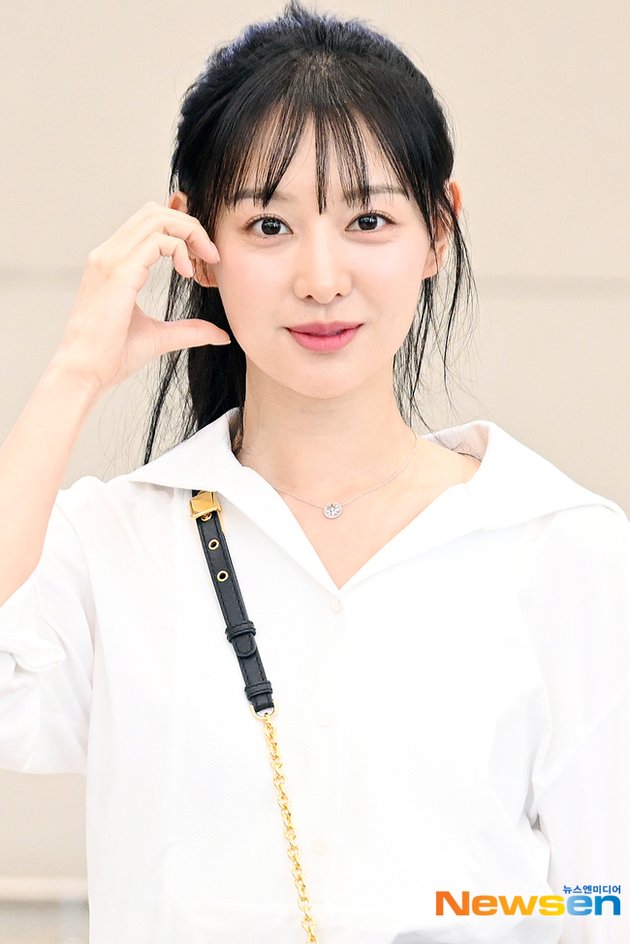 10 Pictures of Kim Ji Won at Incheon Airport, Perfectly Beautiful with Simple Style - Showing Bare Face