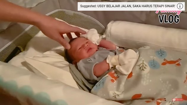 10 Compact Portraits of Ussy Sulistiawaty and Andhika Pratama Staying Up All Night Taking Care of Baby Saka, Relaxing Without the Help of a Babysitter