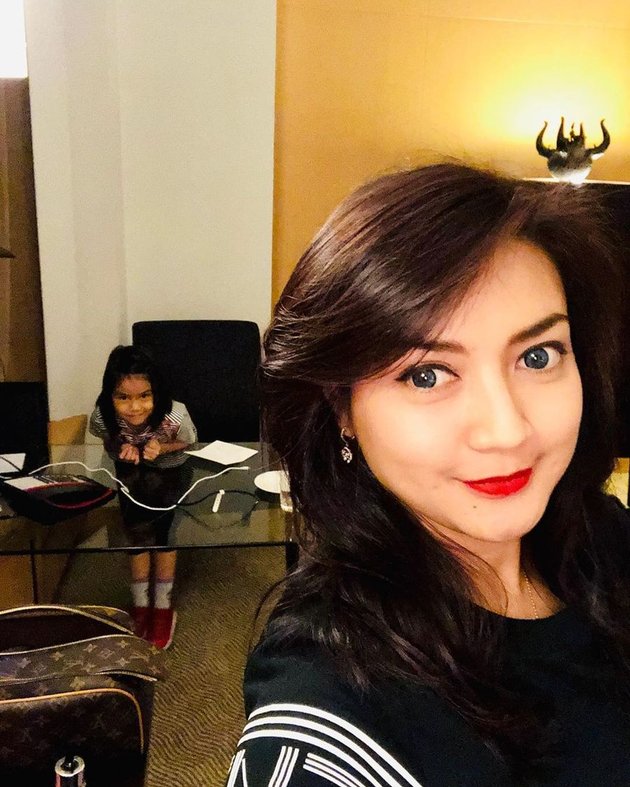10 Compact Portraits of Wiwid Gunawan and Her Precious Child, Equally Beautiful and Cute