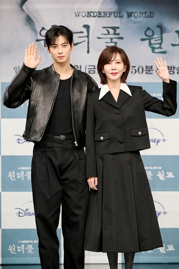 10 Photos of the Drama WONDERFUL WORLD Press Conference, Unique Chemistry of Cha Eun Woo and Kim Nam Joo Draws Attention
