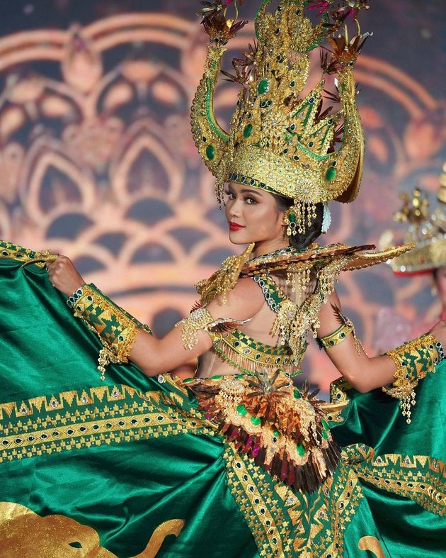 10 Portraits of Farhana Nariswari's National Costume that Will be Showcased at Miss International 2023, Magnificent with Lampung's Siger - A Painting Full of Meaning